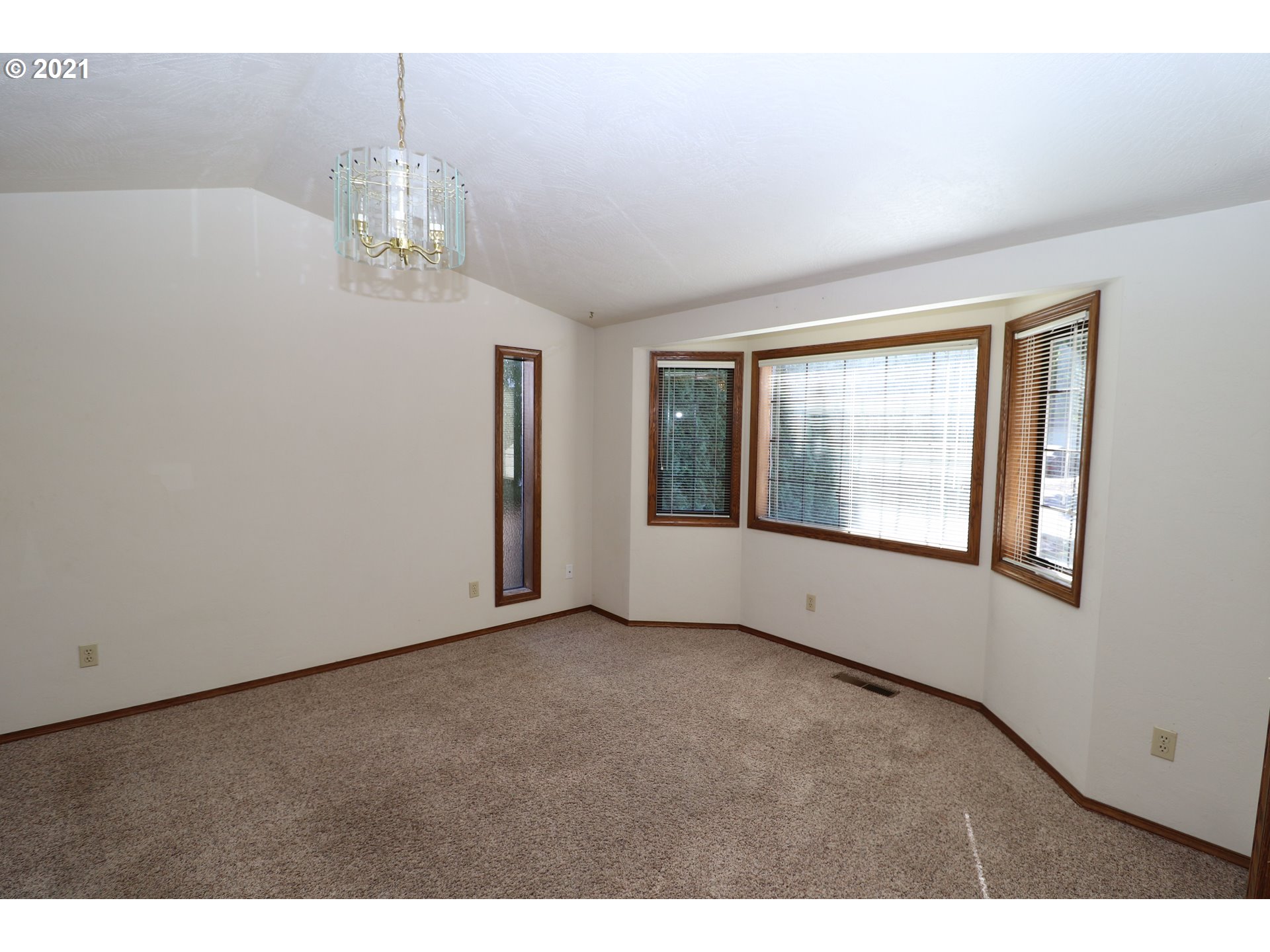 675 Rayner Avenue Springfield, OR 97477 - Photo 13 of 32