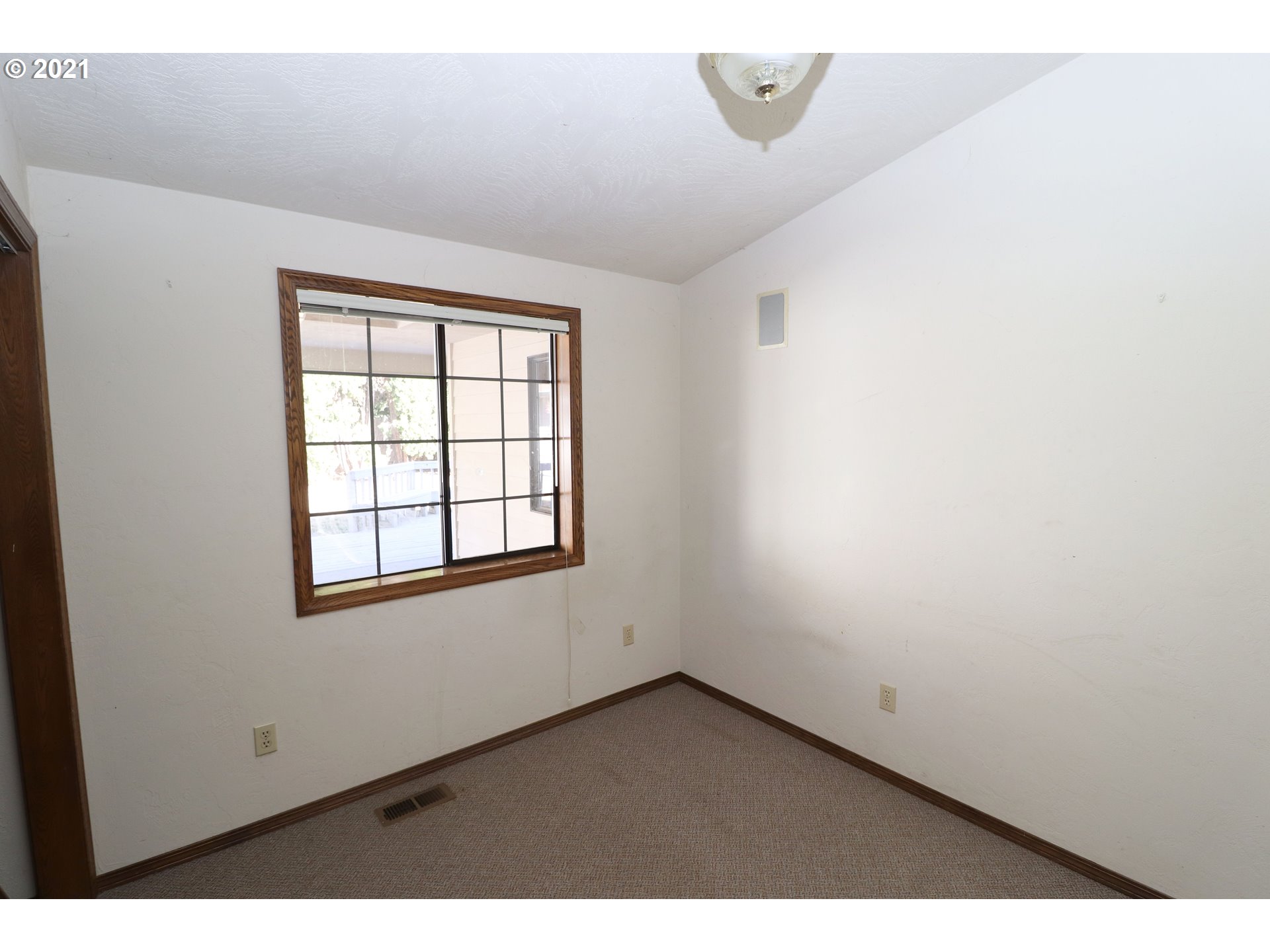 675 Rayner Avenue Springfield, OR 97477 - Photo 23 of 32