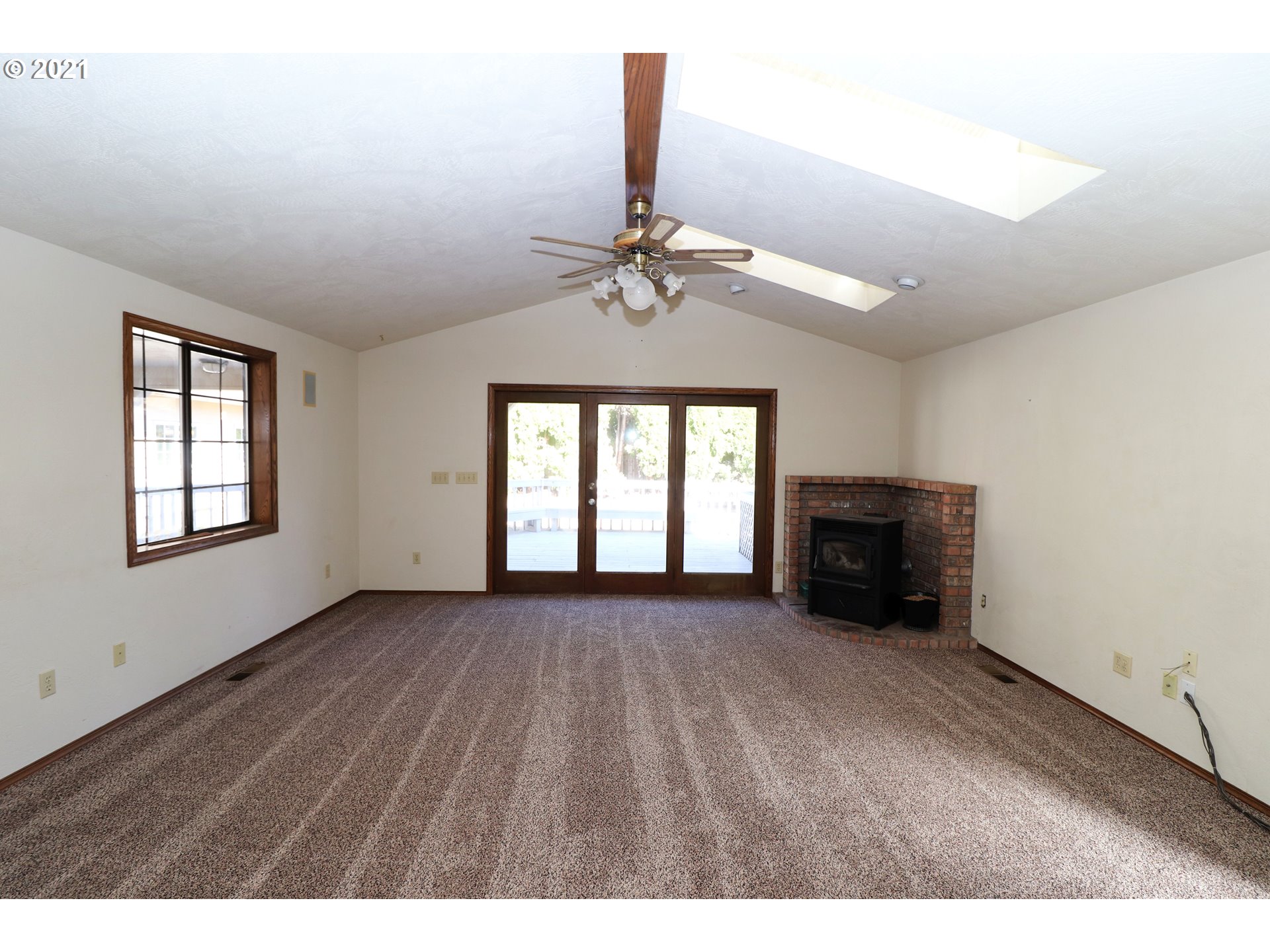 675 Rayner Avenue Springfield, OR 97477 - Photo 4 of 32