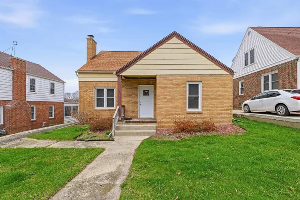 $215,000 | 612 West Mackie Street, Beaver Dam, WI 53916