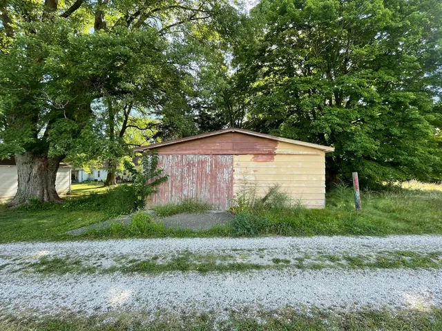 a view of a back yard