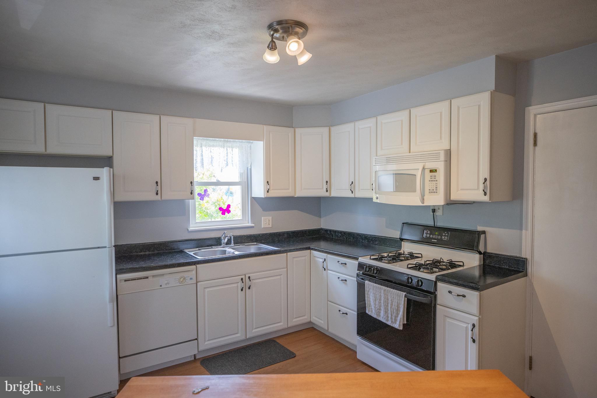 211 Maple Street Manchester, PA 17345 - Photo 5 of 36 Gallery Image 5