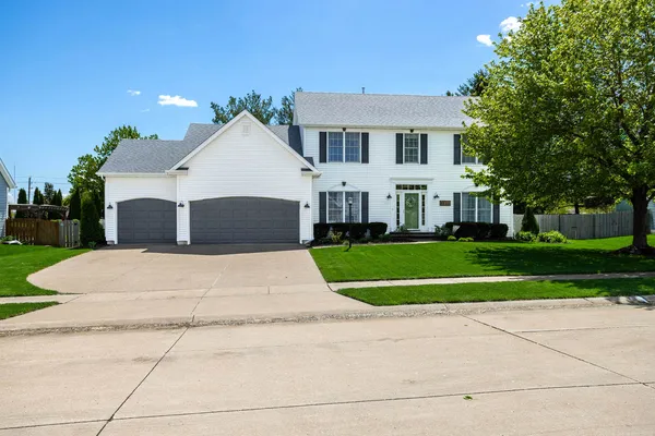 $549,900 | 2611 Heather Glen Circle, Bettendorf, IA 52722