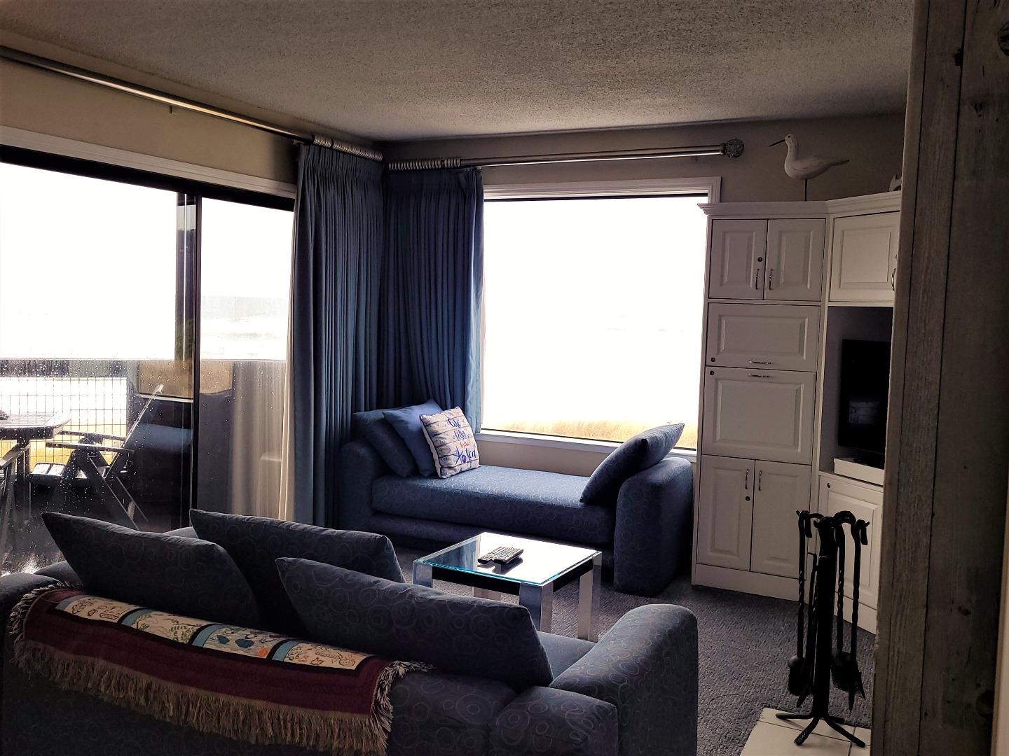 101 Shell Road, Unit 84 Watsonville, CA 95076 - Photo 22 of 40 a living room with furniture and a large window
