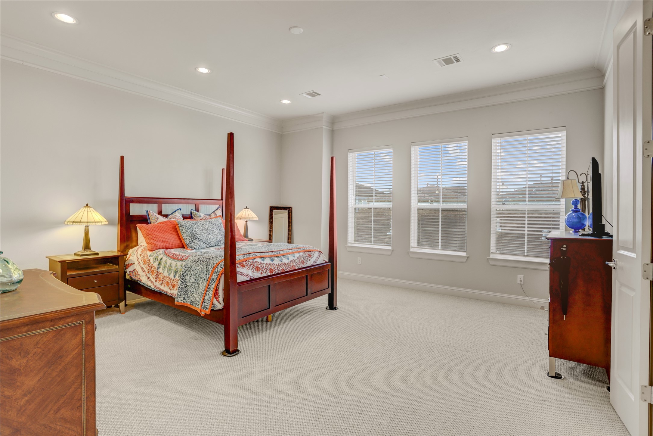 5637 Kiam Street, Unit D Houston, TX 77007 - Photo 9 of 12 a bedroom with furniture and large window