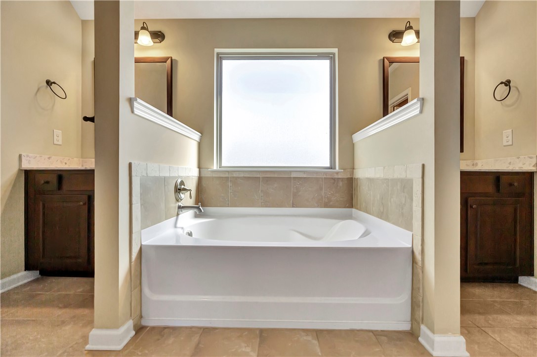 12 Rohan Drive Anderson, SC 29621 - Photo 21 of 36 Master tub