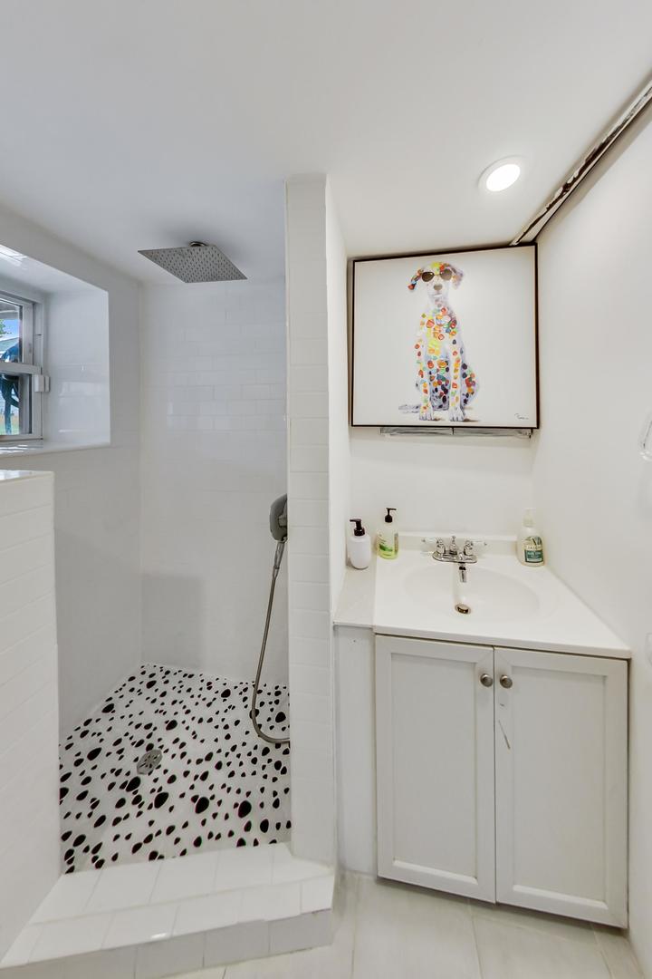 4015 West Addison Street Chicago, IL 60641 - Photo 20 of 30 a bathroom with a bathtub and a shower