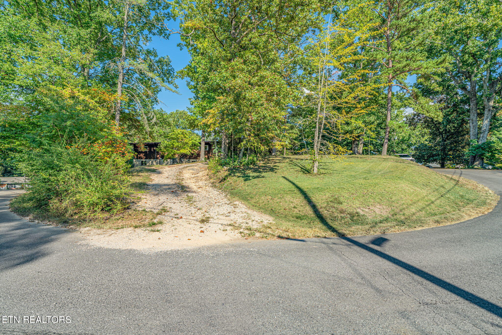 106 Elliott Circle Oak Ridge, TN 37830 - Photo 3 of 57 3-web-or-mls-106 Elliot Circle -59
