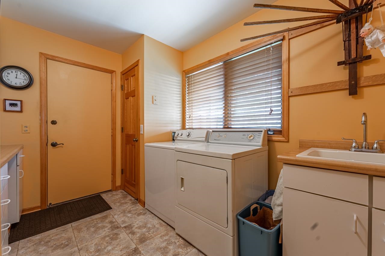3013 Pagles Road Harvard, IL 60033 - Photo 21 of 35 a room with a sink and cabinets