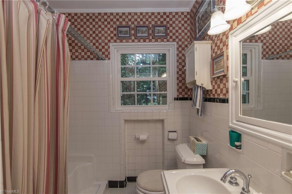 125 Jackson Road Mount Airy, NC 27030 - Photo 10 of 28 Sunroom off of kitchen.