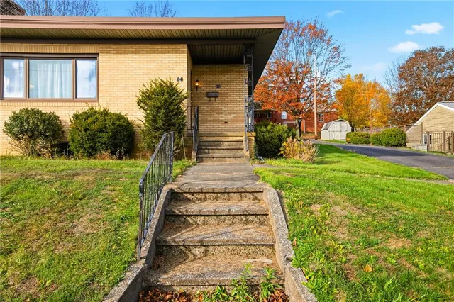 a view of a house with a yard