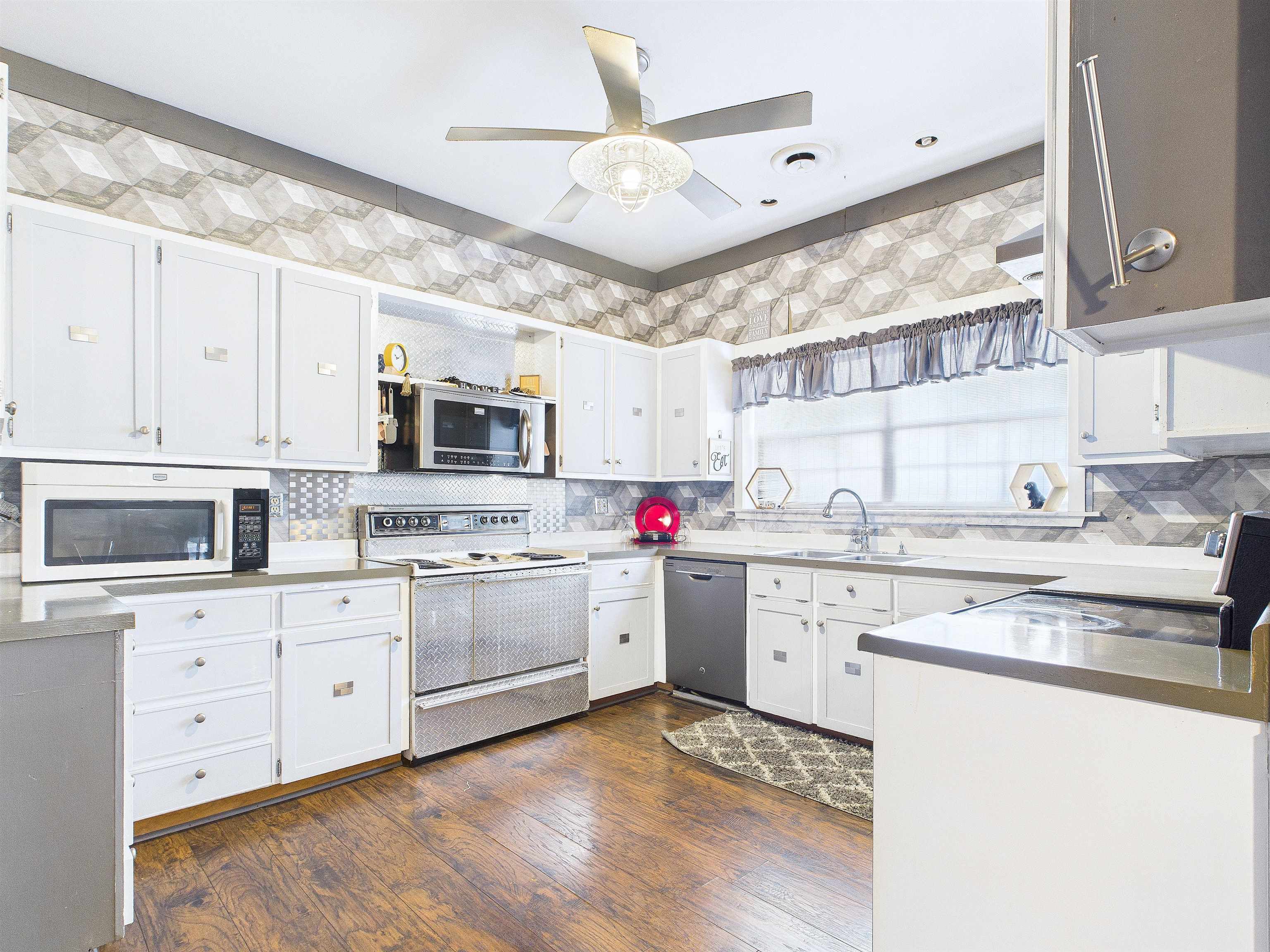 608 Plantation Road Perry, FL 32348 - Photo 2 of 27