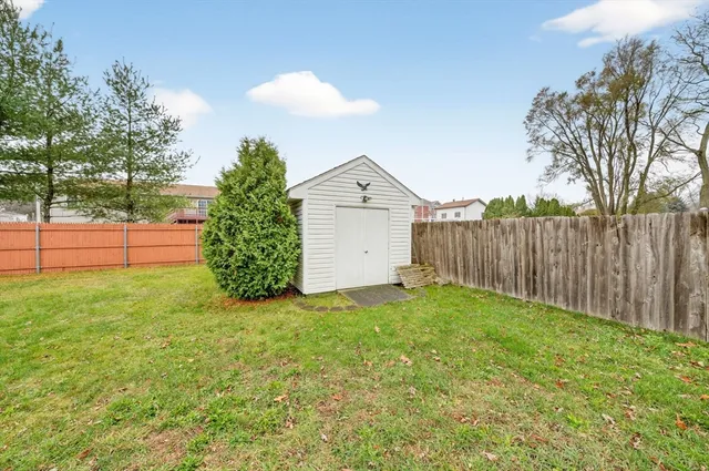 a view of an house with backyard and garden