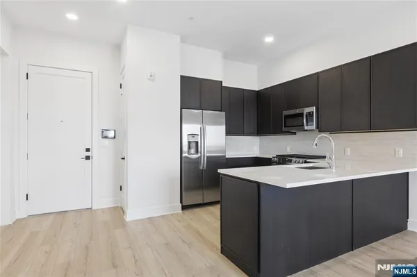 $2,900 | 487 Market Street, Unit 201, Saddle Brook, NJ 07663