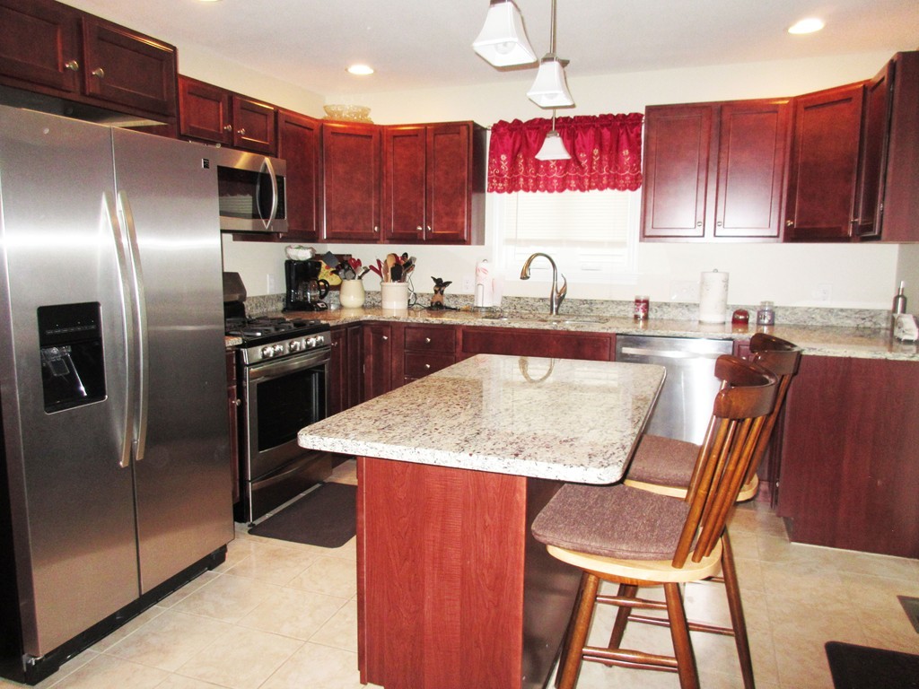 74 Lorimer Street Springfield, MA 01151 - Photo 3 of 14 Gallery Image 3