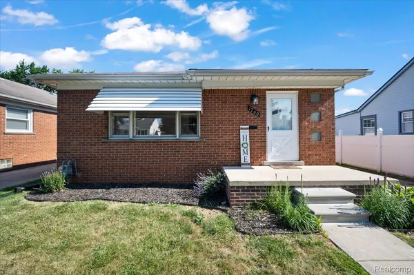 $219,900 | 1760 Sycamore Street, Wyandotte, MI 48192