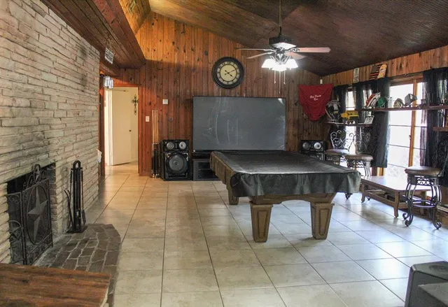 a view of entryway with dining area