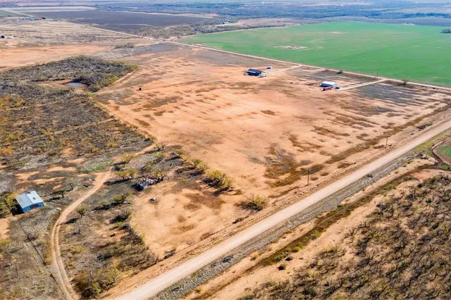 a view of a yard with an empty space