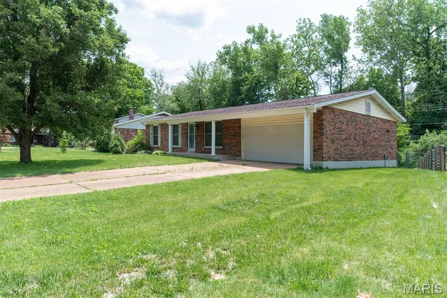 $327,000 | 11042 Wylestone Court, St. Louis, MO 63126