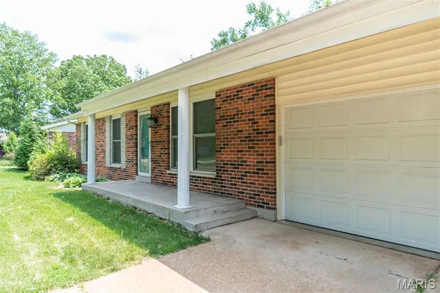 $327,000 | 11042 Wylestone Court, St. Louis, MO 63126
