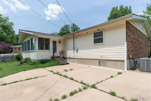 $327,000 | 11042 Wylestone Court, St. Louis, MO 63126