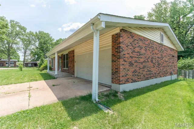 $327,000 | 11042 Wylestone Court, St. Louis, MO 63126