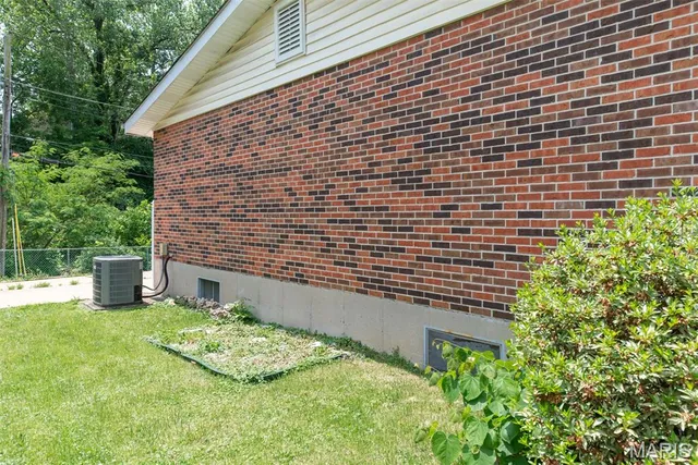 $327,000 | 11042 Wylestone Court, St. Louis, MO 63126