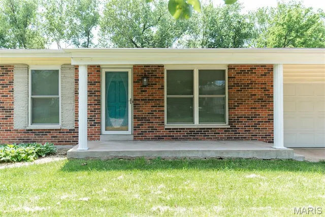 $327,000 | 11042 Wylestone Court, St. Louis, MO 63126