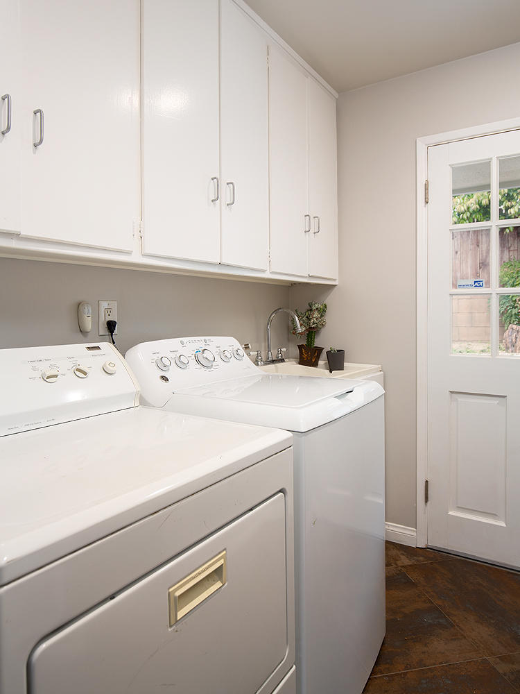 1400 Edgecliff Lane Pasadena, CA 91107 - Photo 20 of 43 a utility room with dryer and washer