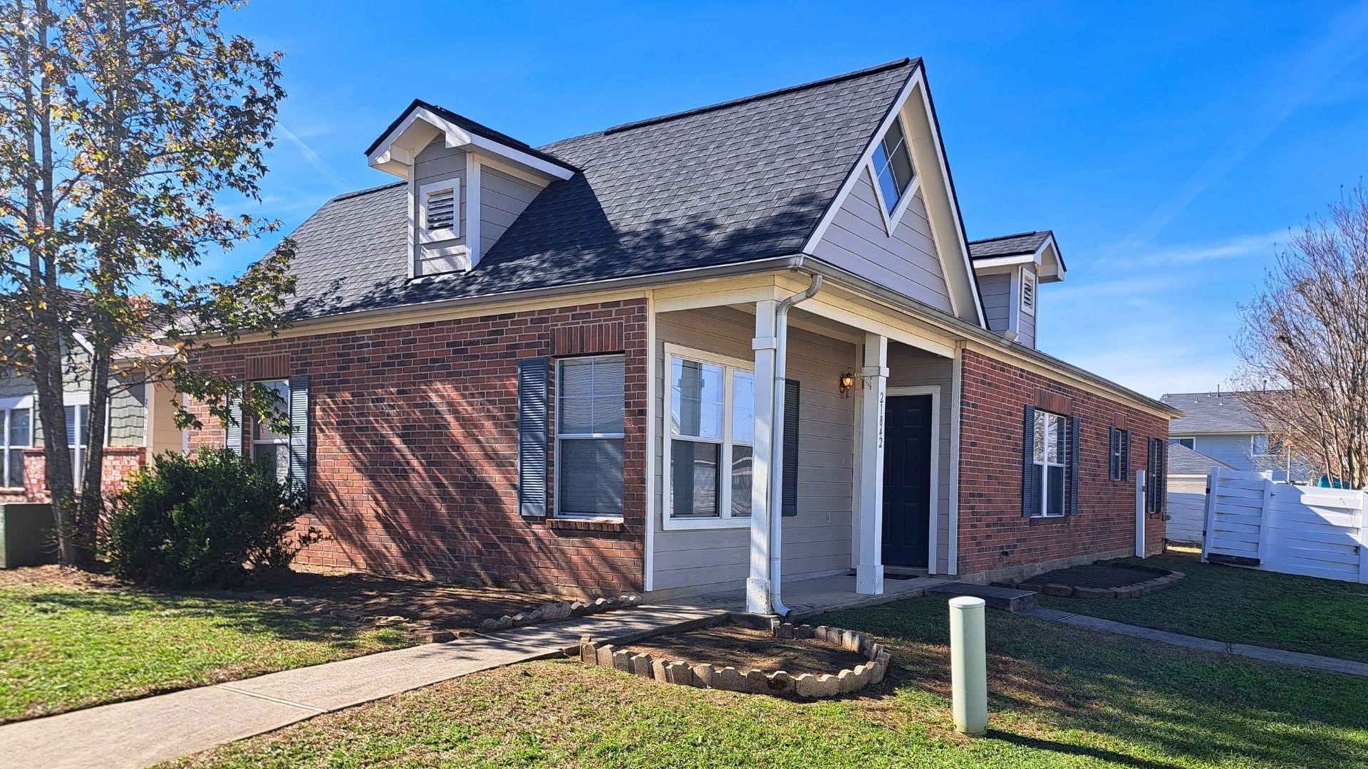 a view of a house with backyard