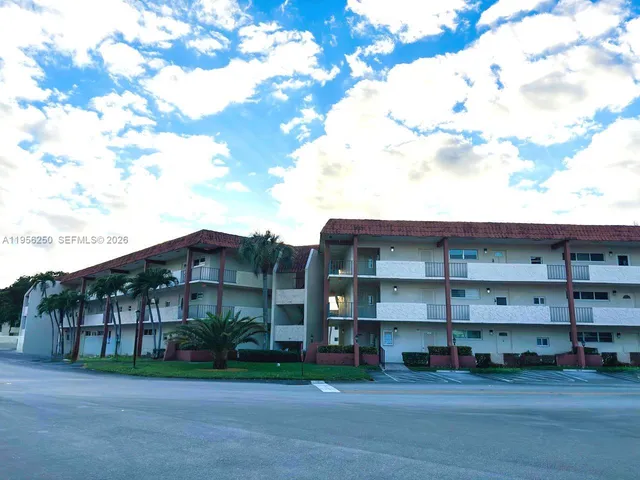 $160,000 | 411 South Hollybrook Drive, Unit 305, Pembroke Pines, FL 33025
