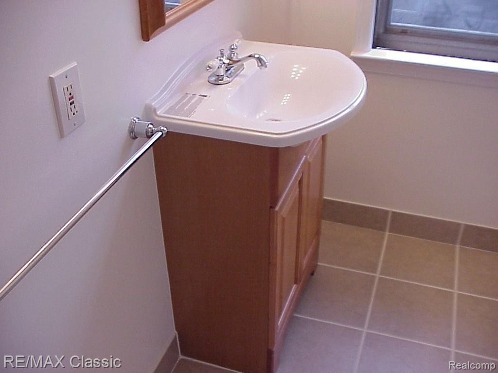 18115 Cornell Road Southfield, MI 48075 - Photo 10 of 22 NEW 1ST. FL.BATH