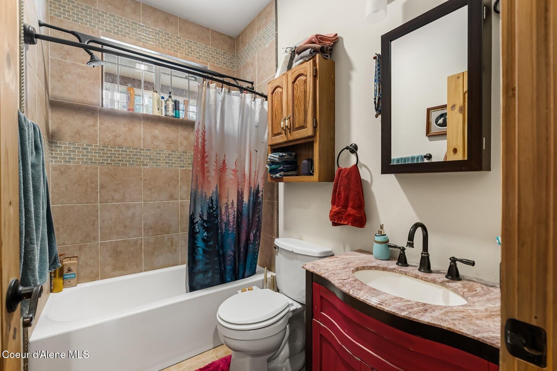 870-842 Samuels Road Sandpoint, ID 83864 - Photo 27 of 67 Bathroom wCustom Tile
