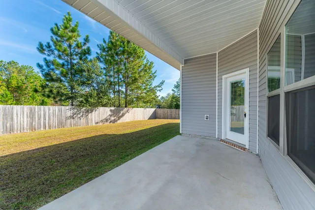 a view of a back yard