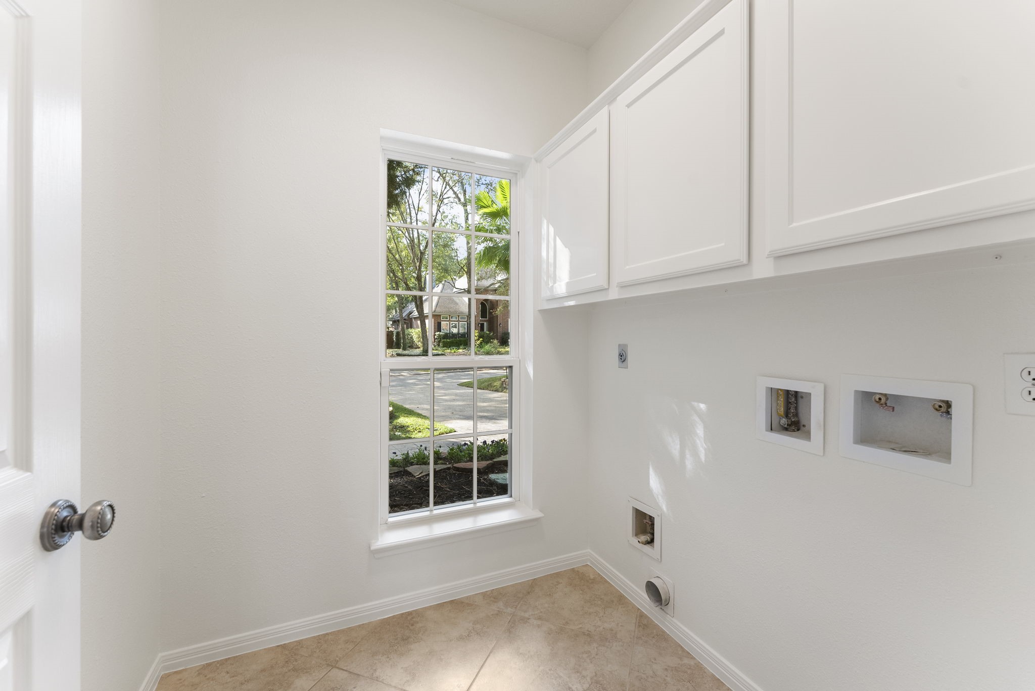 38 North Dragonwood Place Spring, TX 77381 - Photo 13 of 50 The utility room is equipped with cabinets.