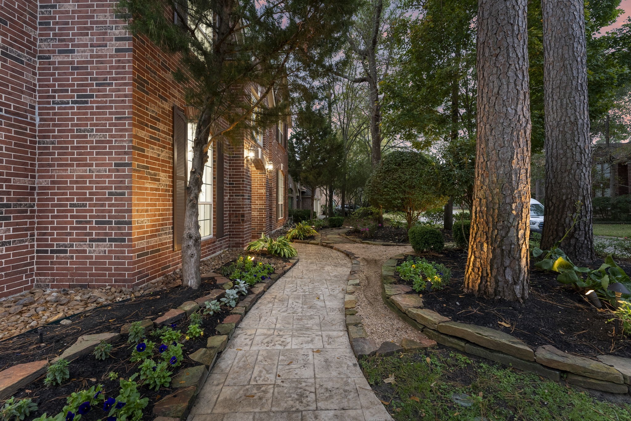 38 North Dragonwood Place Spring, TX 77381 - Photo 3 of 50 Beautifully landscaped front yard.
