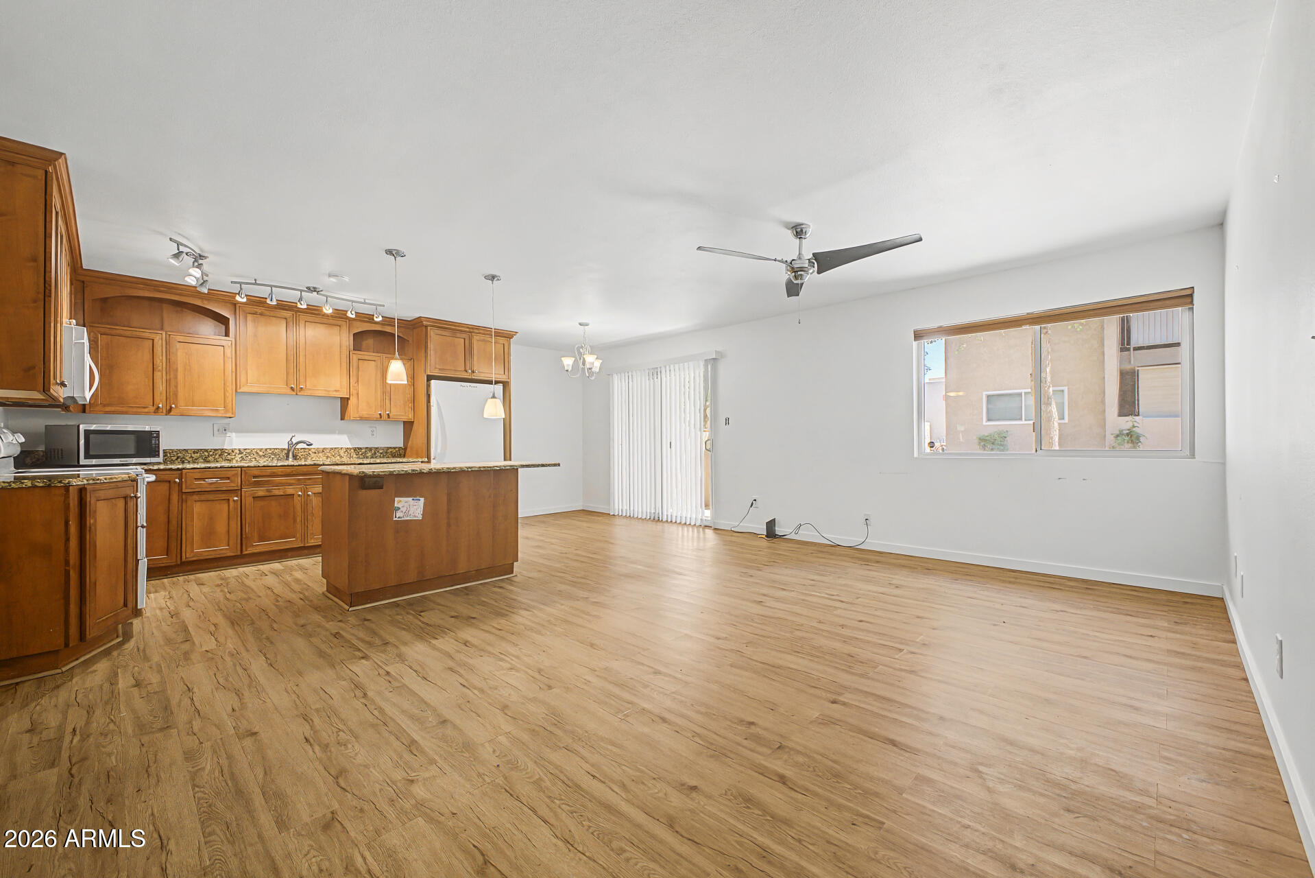 5525 East Thomas Road, Unit Q4 Phoenix, AZ 85018 - Photo 3 of 32 Kitchen
