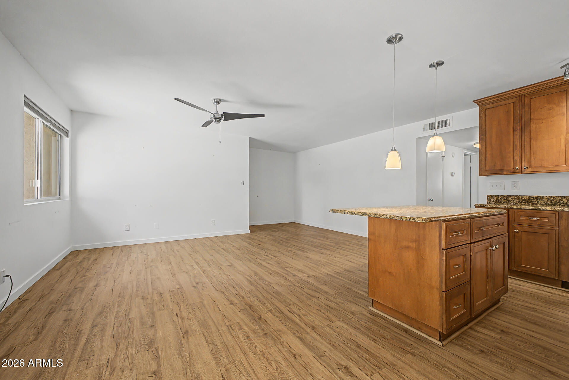 5525 East Thomas Road, Unit Q4 Phoenix, AZ 85018 - Photo 5 of 32 Great Room Kitchen
