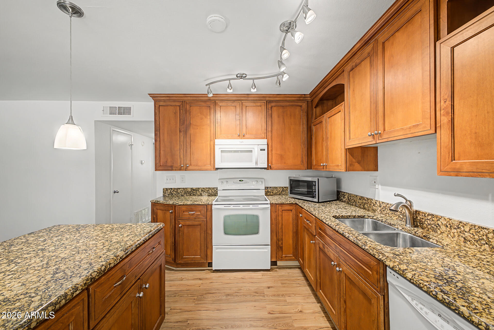 5525 East Thomas Road, Unit Q4 Phoenix, AZ 85018 - Photo 6 of 32 Kitchen