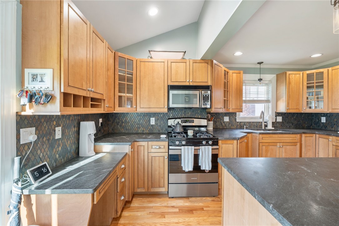 123 Calaman Road Cranston, RI 02910 - Photo 12 of 38