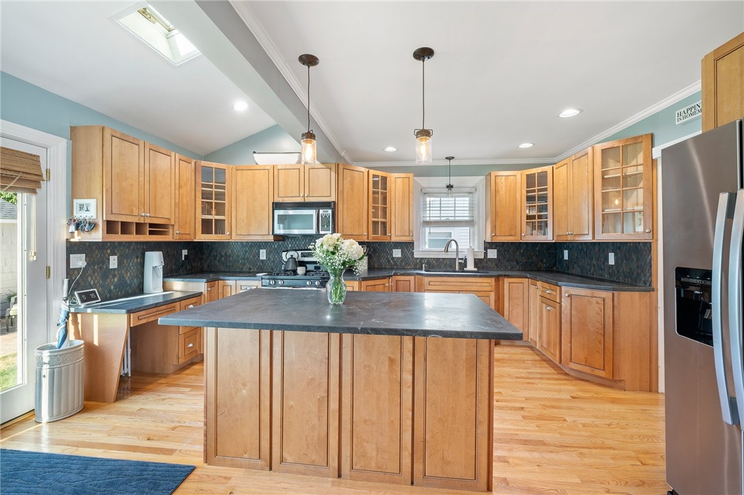 123 Calaman Road Cranston, RI 02910 - Photo 9 of 38