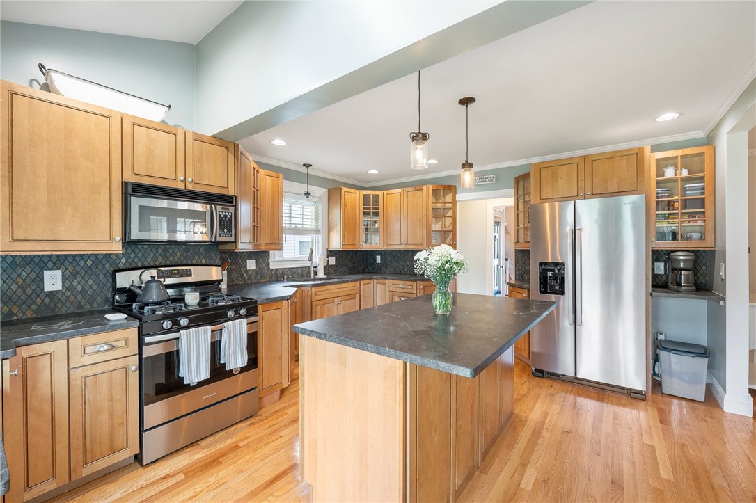 123 Calaman Road Cranston, RI 02910 - Photo 10 of 38