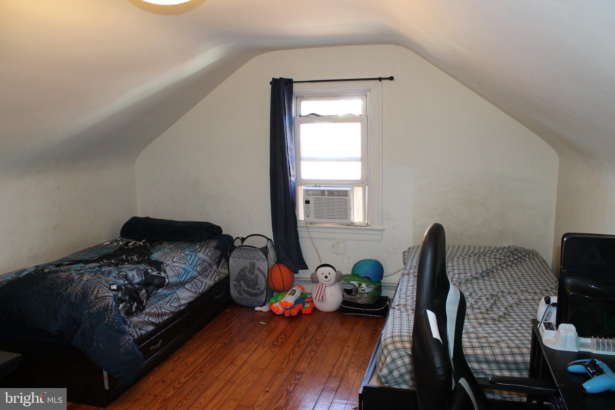 117 West Oates Avenue Winchester, VA 22601 - Photo 14 of 17 a bedroom with bed and a window