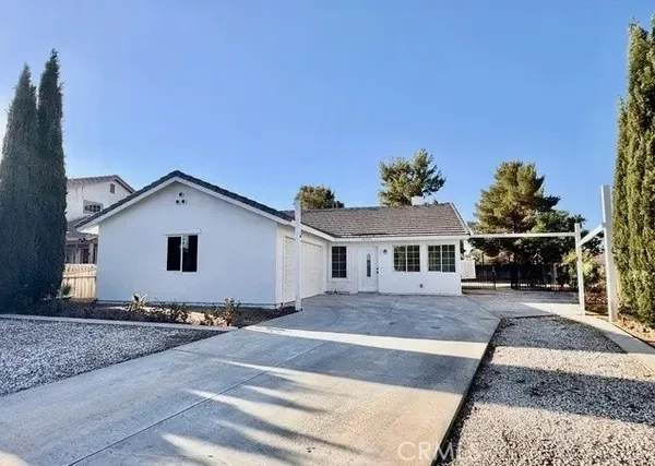 a view of a house with backyard