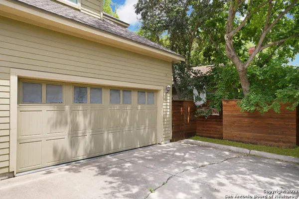 $2,500 | 404 East Courtland Place, San Antonio, TX 78212