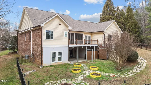 a view of a house with backyard