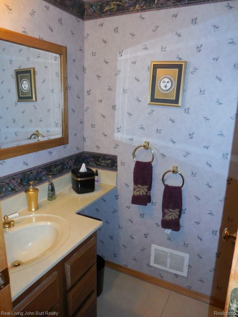 47343 Chrys Road Macomb, MI 48044 - Photo 10 of 28 1/2 bath