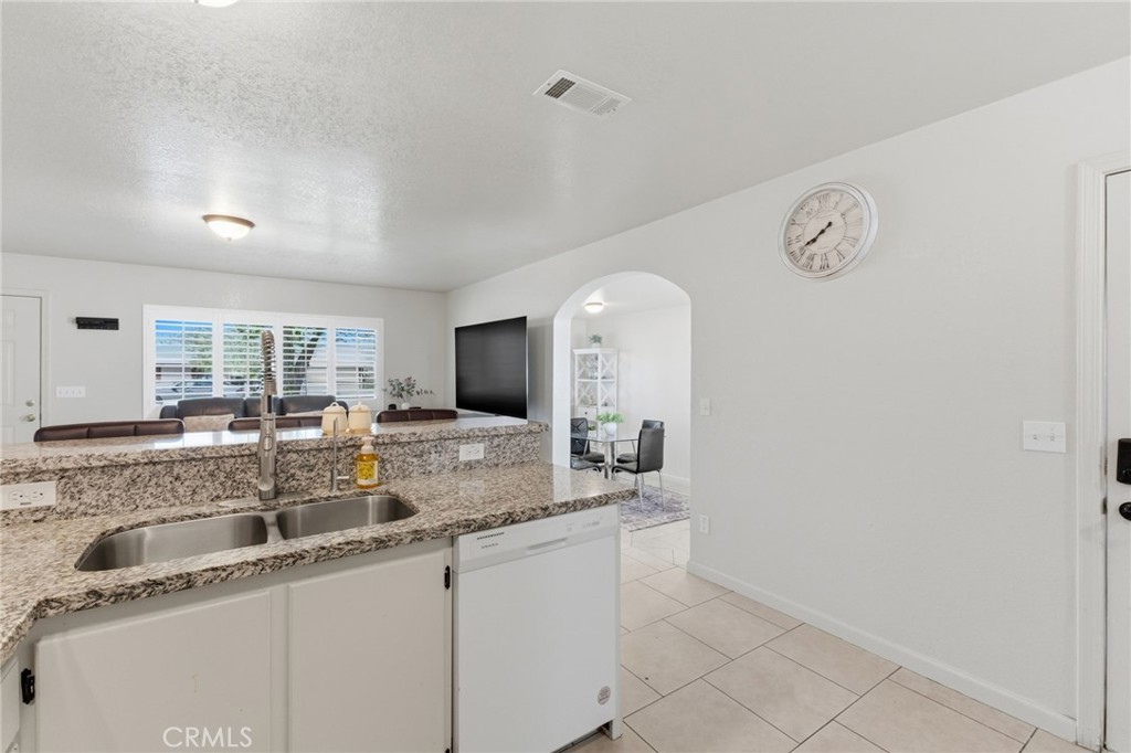 12419 Pawnee Road Apple Valley, CA 92308 - Photo 14 of 63