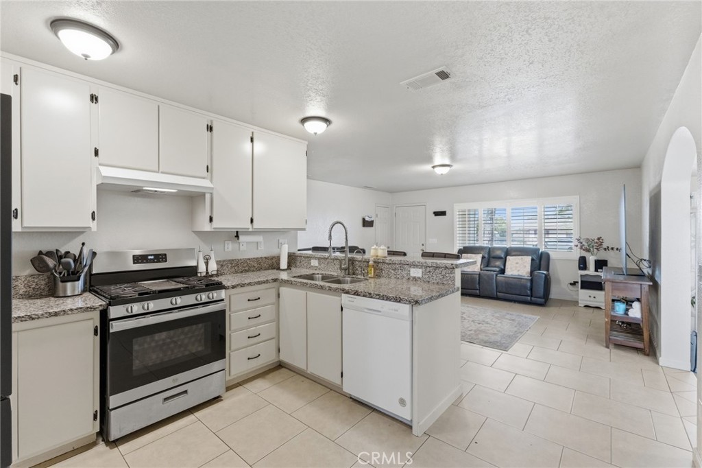 12419 Pawnee Road Apple Valley, CA 92308 - Photo 5 of 63