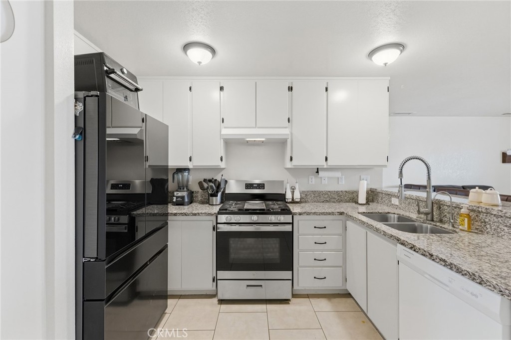 12419 Pawnee Road Apple Valley, CA 92308 - Photo 7 of 63